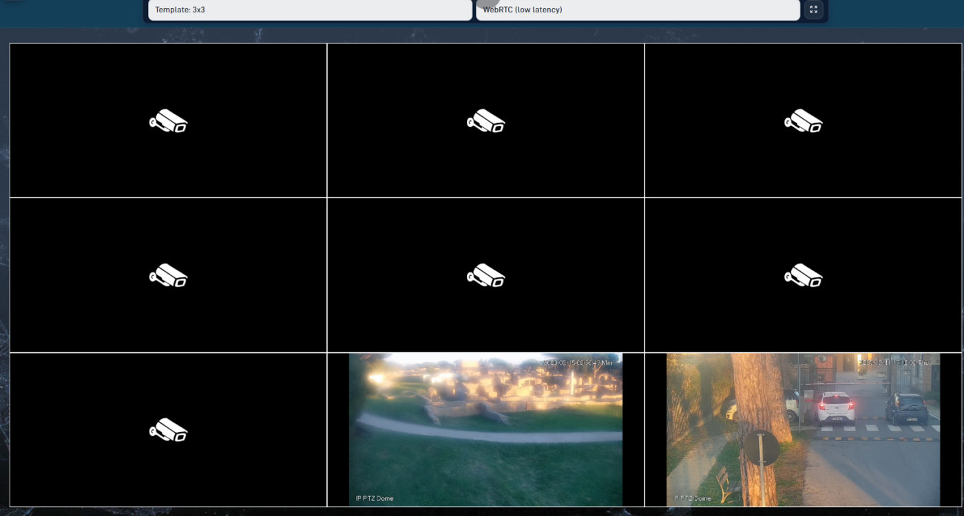 Vista multi-camera della piattaforma di videosorveglianza, con i flussi live disposti in griglia.